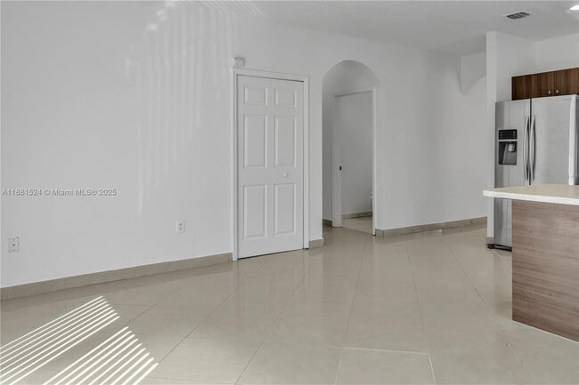 Building Photo - 865 SW 6th St