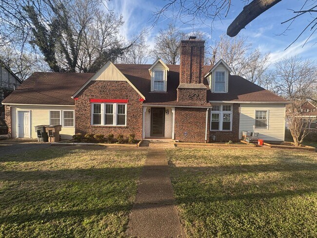 Building Photo - 5BR/2.5 Bath in Prime 12 South | Park-Facing | Two Sunrooms | Walkable Luxury Living