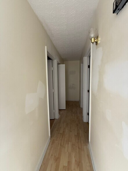 Building Photo - 8920 Thelma Ln
