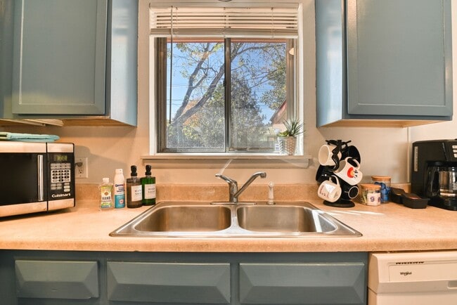 Building Photo - Cute 3 Bedroom Home in Central Colorado Sp...