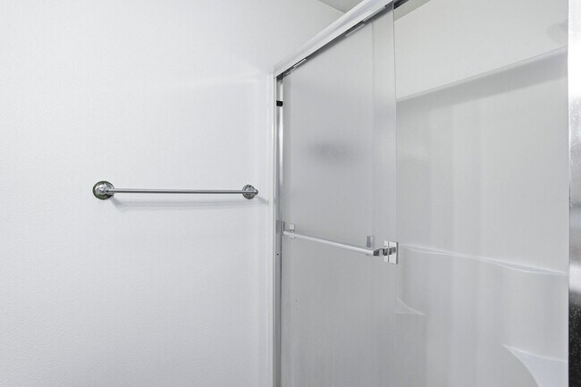 Building Photo - 10931 SE Henderson Dr