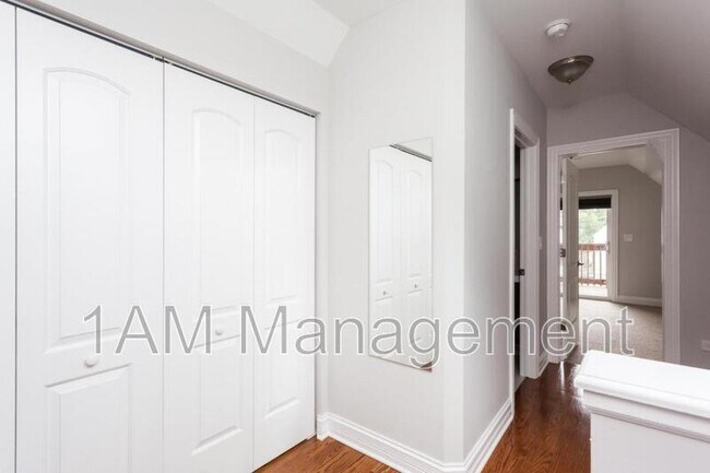 Building Photo - 3242 N Ridgeway Ave