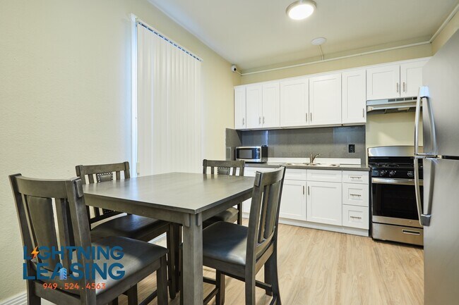 Building Photo - 1820 1/2 W 11th Pl-1D