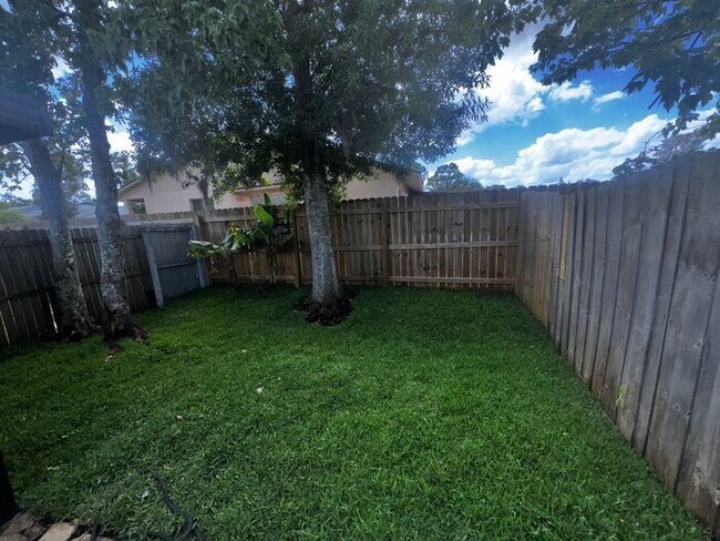Building Photo - 3 Bedroom 2 Bath Winter Garden Townhome with Remodeled Kitchen and a Fenced Backyard!