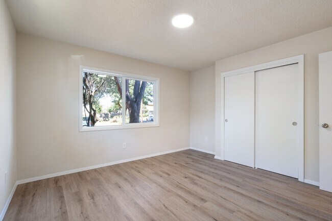 Building Photo - Spacious 4-Bed Home w/ Finished Basement & Fenced Yard – Lents Neighborhood