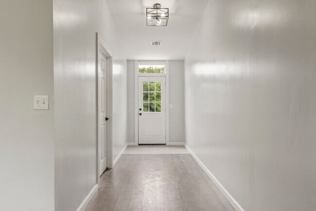 Building Photo - Modern Comfort on 1 Acre in Coweta – Available Now!