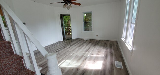 Building Photo - 493 Williams St