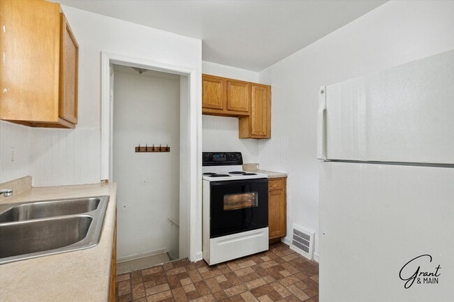 Building Photo - $1,000/month - 2 Bed 1 Bath in Harper Woods