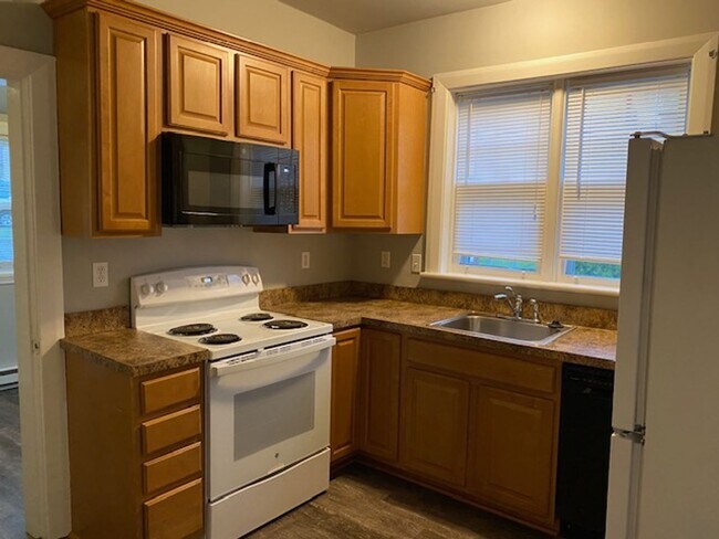 Building Photo - Student Rental next to WCU Campus | 3 Bed Single Family Home w/ Covered Front Porch, Yard & Basem...