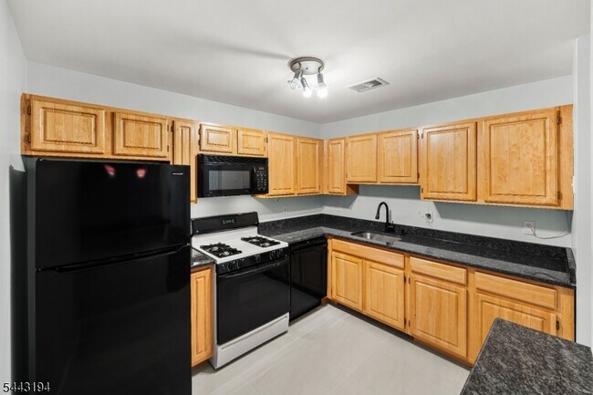 Building Photo - 230 Vasser Dr