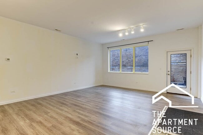 Building Photo - South Loop 3 bed 2 bath -- Updated Kitchen, HUGE Floorplan, Large Patio