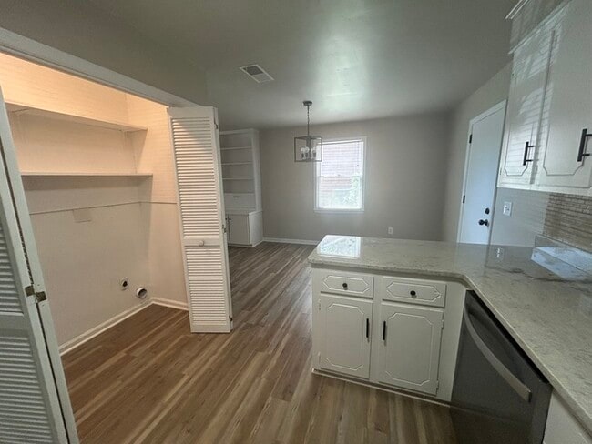 Building Photo - 19 Woodpond Ct