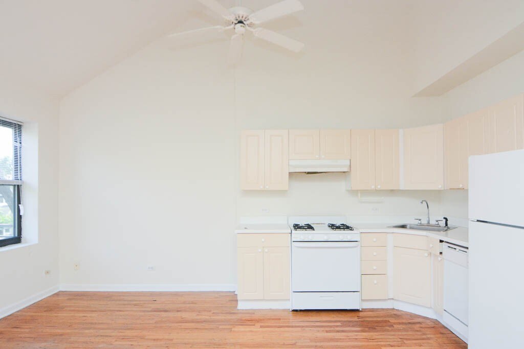 Building Photo - 922 W Dakin St
