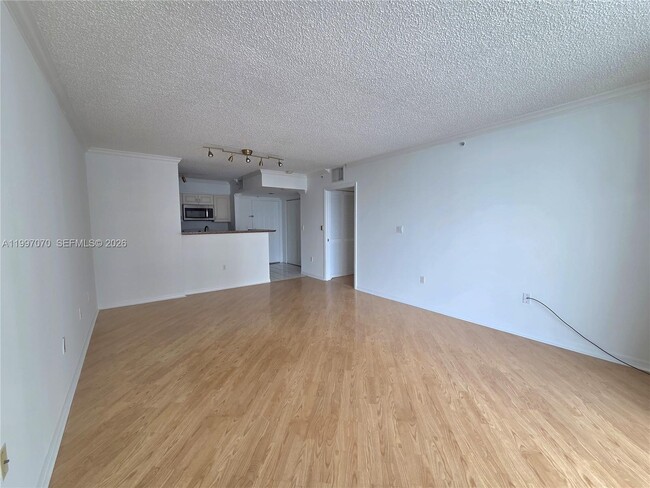 Building Photo - 1155 Brickell Bay Dr