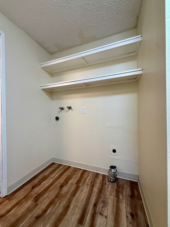 Building Photo - 0133-01