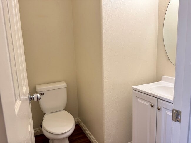 Building Photo - Stunning 3-bedroom and 2.5-bathroom Townho...