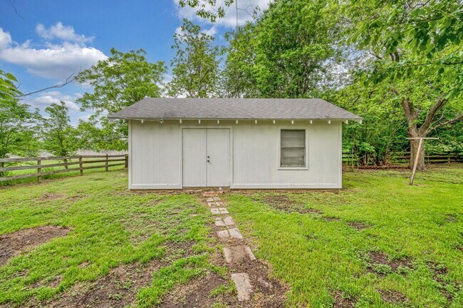 Building Photo - 311 Newland Dr