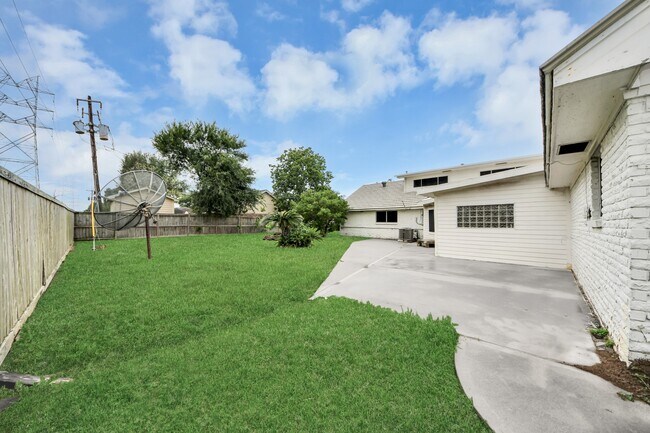 Building Photo - 5001 Glenhaven Dr