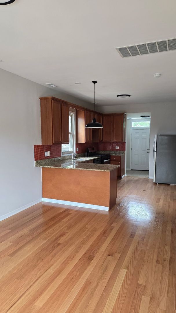 Building Photo - 6834 S Dorchester Ave