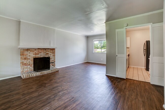 Building Photo - Renovated ALL BILLS PAID 1 bedroom in desi...