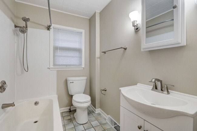 Building Photo - Charming 2BR/2BA Single Family Home!
