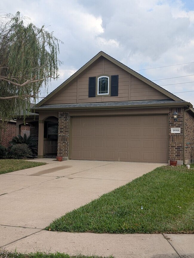 Building Photo - 3BR w/ Solar Near Villages of Northpointe West