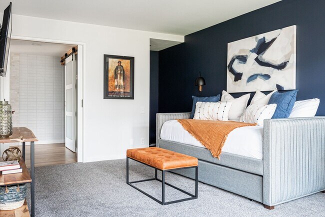 Building Photo - Gorgeous 2 Bedroom 2 Bathroom Condo in Low...