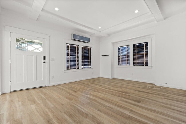 Building Photo - 3 Bedroom, 2 Bathroom apartment in a prime...