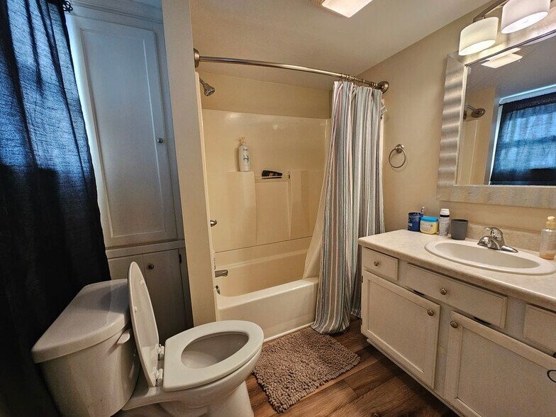 Building Photo - 208 W Main St