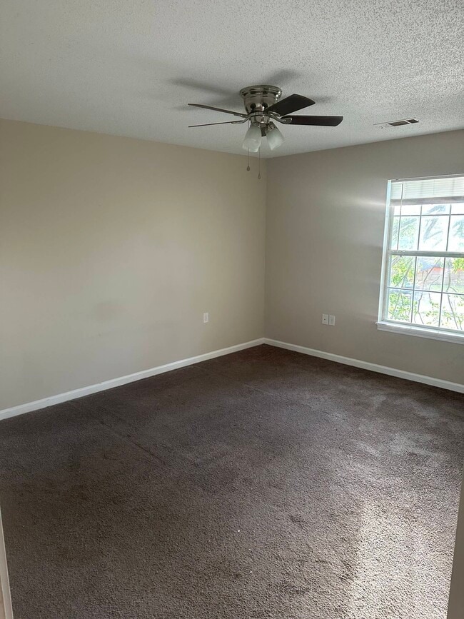 Building Photo - 216 S Mulberry St