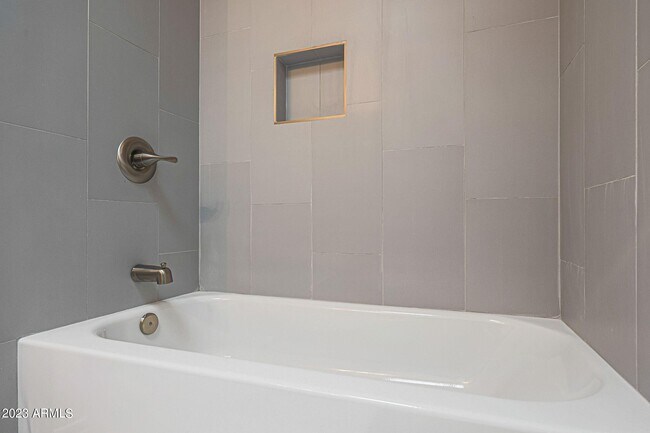 Building Photo - 421 Lila Cir