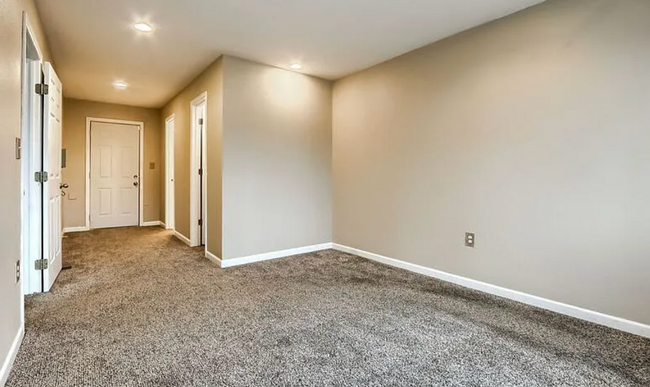 Building Photo - Charming & Spacious 5-Bedroom Home! Detach...