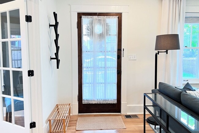 Building Photo - Furnished 3 Bedroom Walkable East Nashvill...