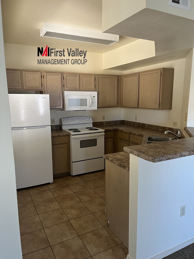 Building Photo - 3 Bedrooms, 2 Baths and a Single Car Garage