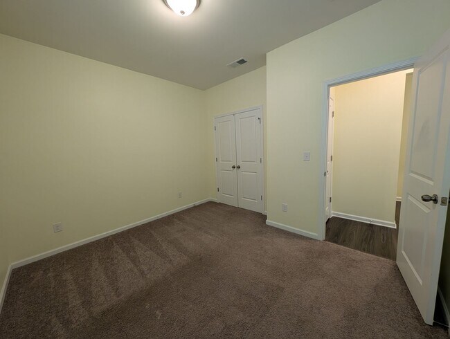 Building Photo - Spacious 4 bedroom, 2 bath Ranch Style Home located in Selwyn Landing !