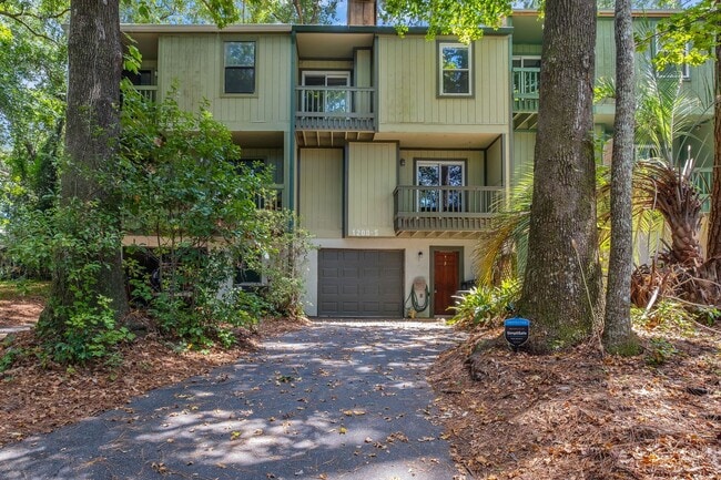 Building Photo - Townhome with Garage Near the Parkway