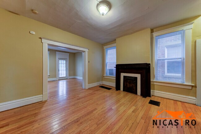 Building Photo - 136 E 11th Ave