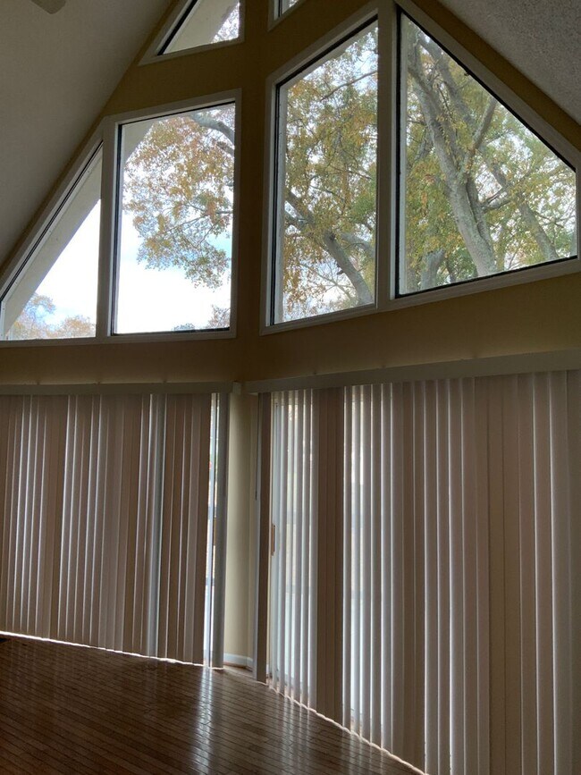 Building Photo - Coolant River Water Front 4 Bedrooms / 2 F...