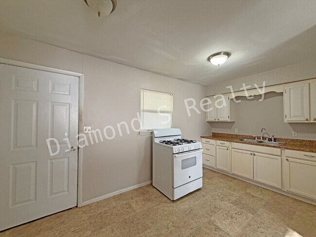 Building Photo - JUST REDUCED!  2 Bedroom House with Large ...