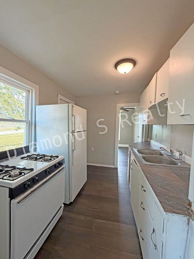 Building Photo - 2052 N Taylor Ave