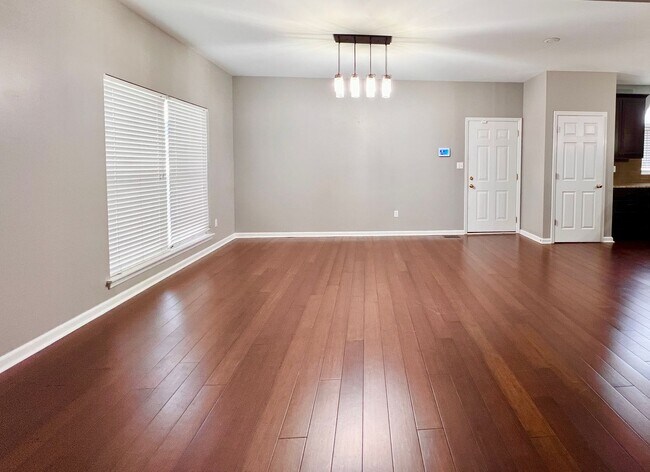 Building Photo - 6 Bed 4 Bath in West End