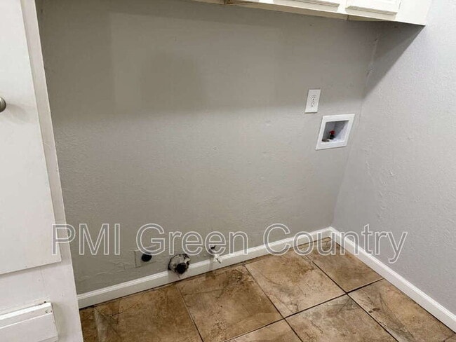 Building Photo - 12429 E 11th Ct