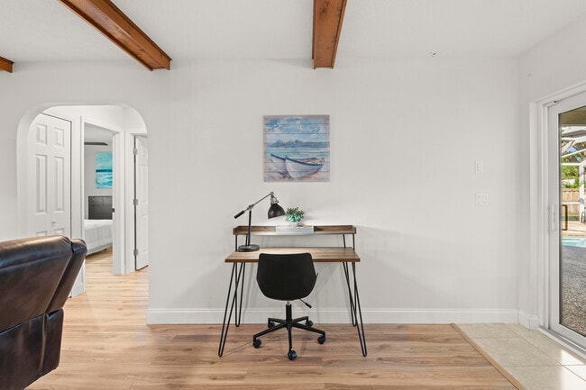 Building Photo - 762 SE River Ln