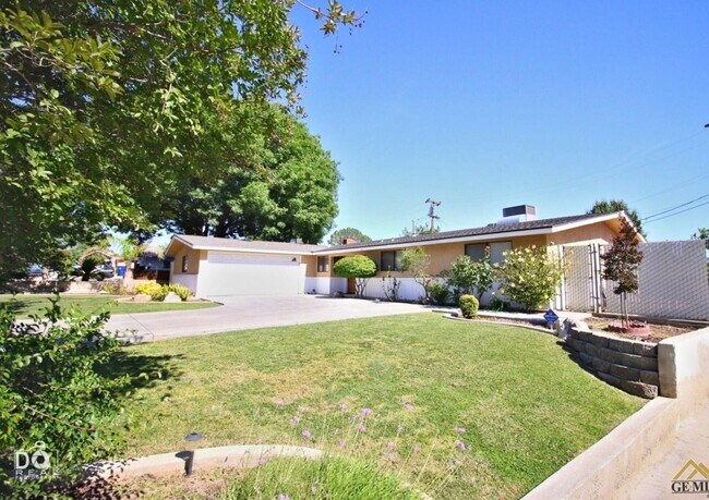 Building Photo - Large family home in Panorama area, near B...