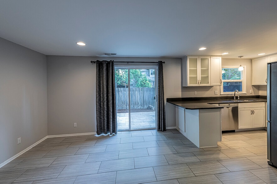 Spacious dining room for entertaining and indoor/outdoor flow - 126 Newell Street