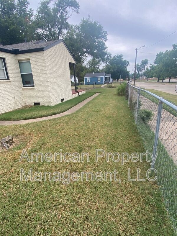 Building Photo - 2145 N Quaker Ave
