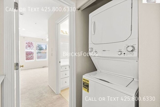 Building Photo - Prime Bellevue Location – Parkside Townhom...