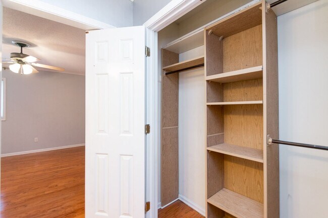 Building Photo - Pool View Condo Available!