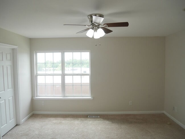 Building Photo - Rare Find! 4 Bedroom, 2 Bathroom Townhome ...