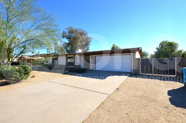 Primary Photo - 5019 E Laurel Ln